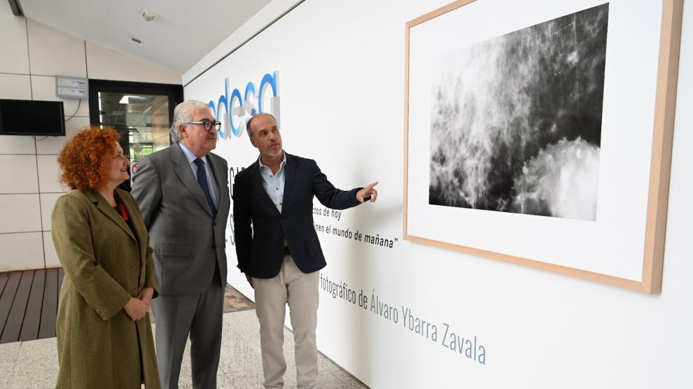 De izda a dcha: la directora general del Instituto de Transición Justa, Laura Martín, junto a José Bogas, consejero delegado de Endesa, atienden las explicaciones del fotógrafo Álvaro Ybarra Zavala en la presentación de su proyecto 'El legado que seremos'