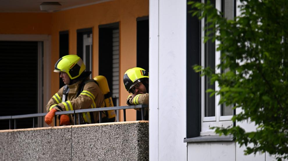 Dos bomberos en la vivienda afectada en Ratingen