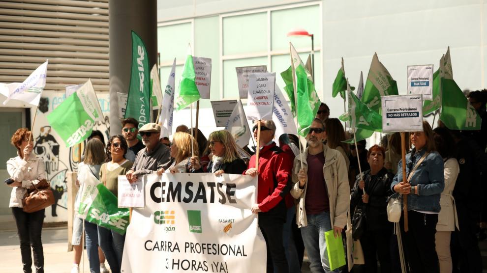 Foto de la concentración de los sindicatos de médicos y enfermeros de Aragón ante la Consejería de Sanidad y del Salud de Zaragoza