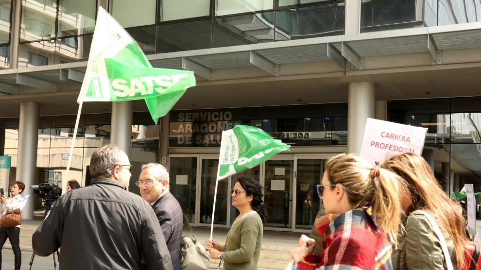 Foto de la concentración de los sindicatos de médicos y enfermeros de Aragón ante la Consejería de Sanidad y del Salud de Zaragoza