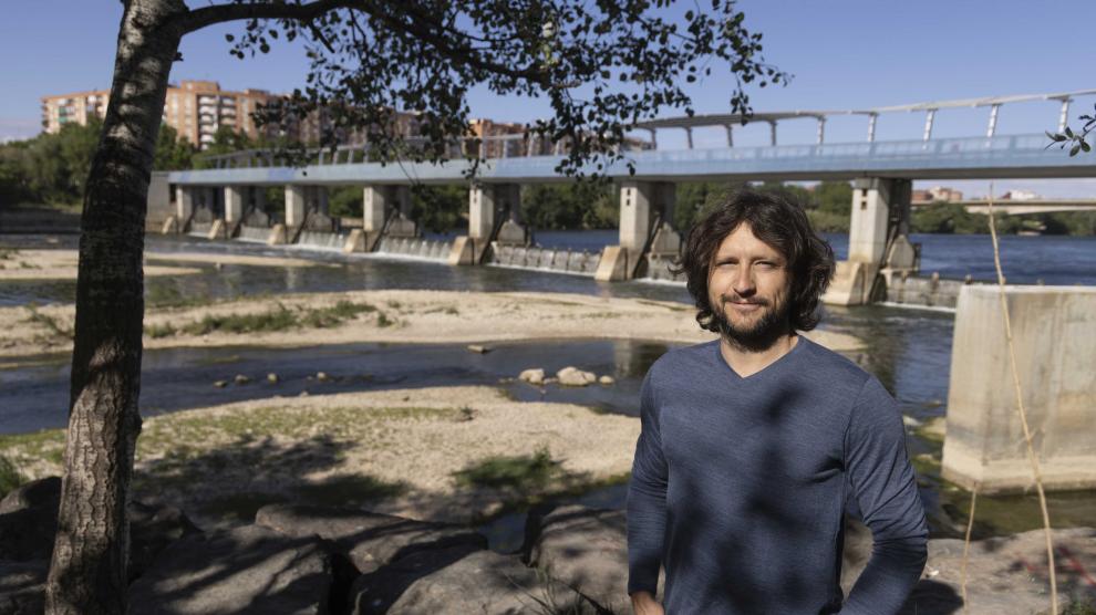 Ignacio Ruiz Arrando, delante de un Ebro escuálido a su paso por el azud de Vadorrey.