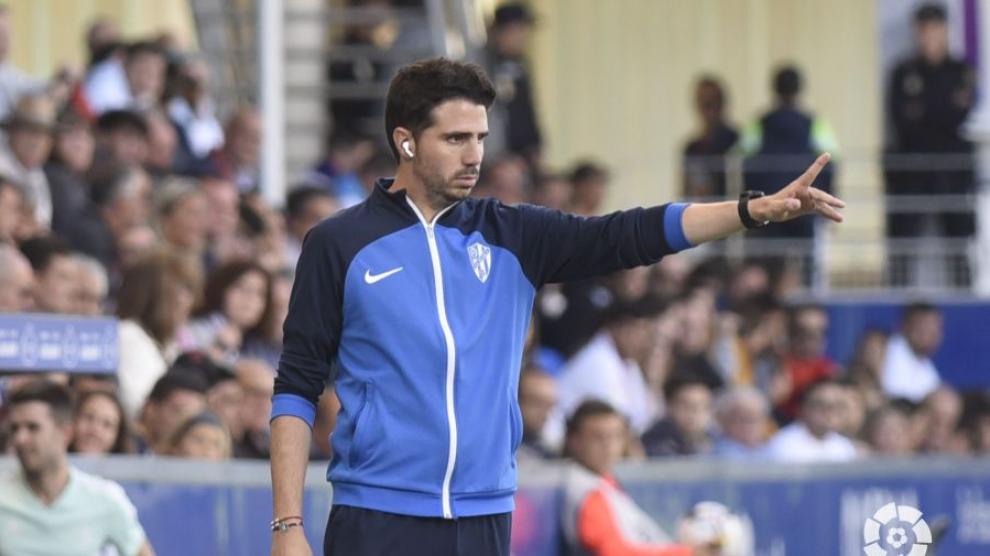 Adrián Sipán dirigió desde el banquillo por la sanción de Ziganda.