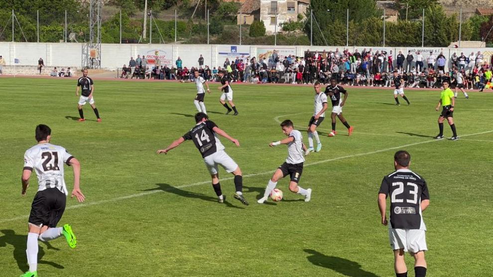 Acción de juego en el partido entre el Calatayud y el Fuentes