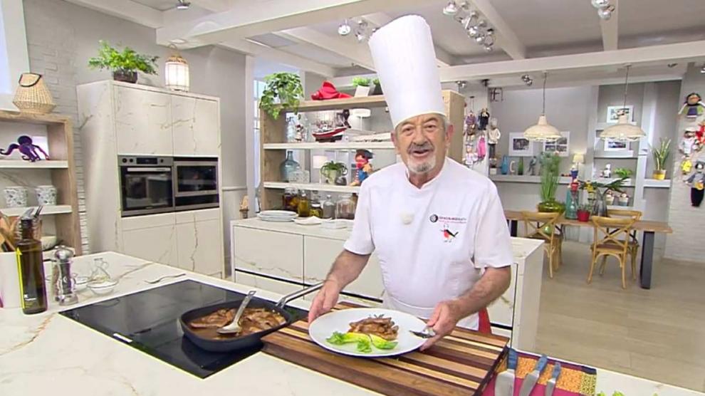 Karlos Arguiñano cocinando lagarto de cerdo ibérico con salsa agridulce.