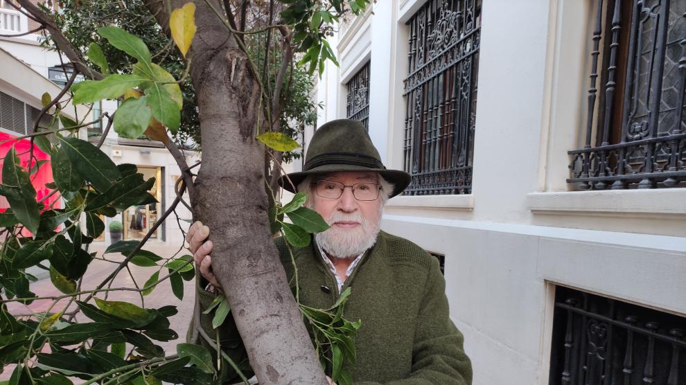 Antonio Chicharro Papiri, hijo y nieto de artista, en Zaragoza, al lado de HERALDO.