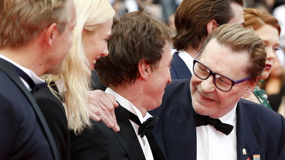 Foto de archivo. El actor Helmut Berger junto al actor Jeremie Renier, la actriz Aymeline Valade y el director Bertrand Bonello en el 67º festival de cine de Cannes.