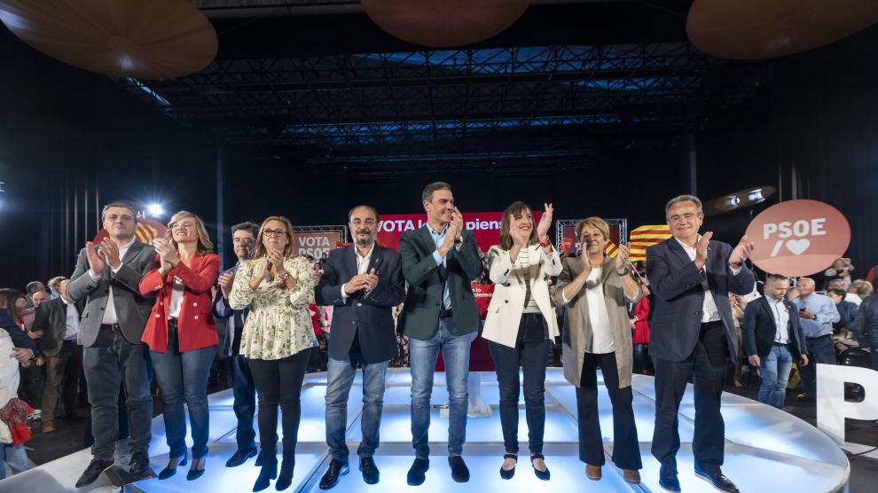 Lambán, Sánchez y Ranera, junto a la ministra Alegría y otros destacados dirigentes y candidatos del PSOE-Aragón.