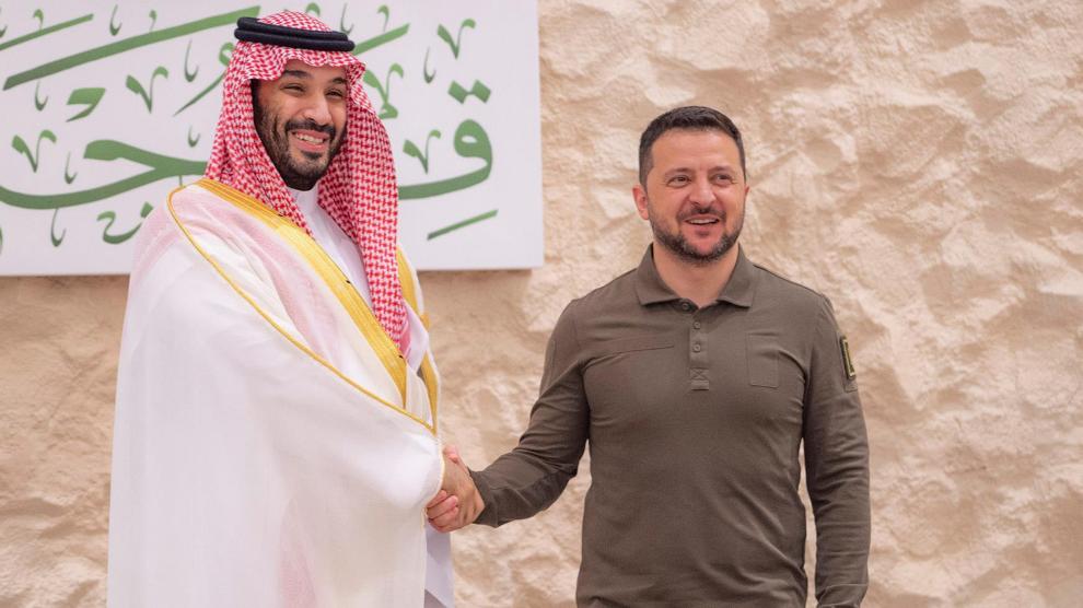 El príncipe saudí Mohamed bin Salmán da la bienvenida a Volodimir Zelenski a su llegada a Yedá (Arabia Saudí).