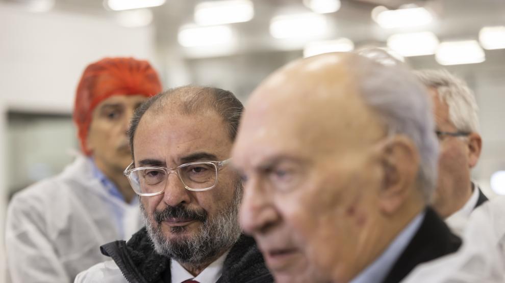 Javier Lambán durante la visita a la plataforma del complejo de BonÁrea en Épila