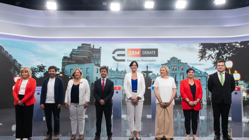 Los ocho candidatos a la alcaldía de Huesca participantes en el debate de Aragón TV.