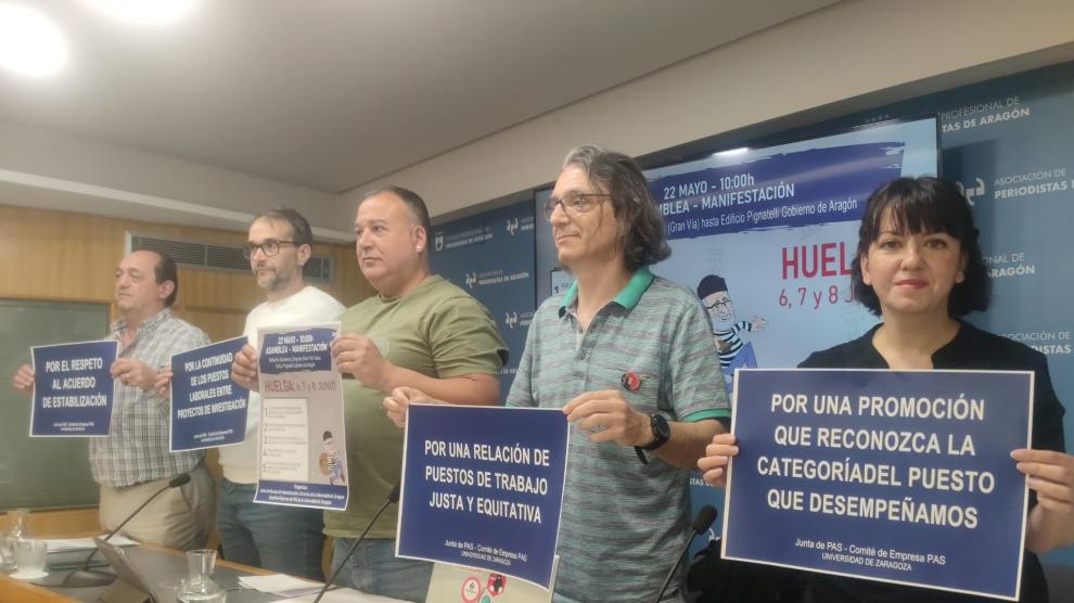 Los representes sindicales del PAS de la Universidad de Zaragoza en la rueda de prensa celebrada antes de llegar a un preacuerdo con la Universidad de Zaragoza