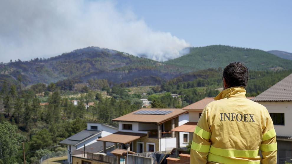 Un hombre observa el humo del fuego que afecta a la población de Pinofranqueado.
