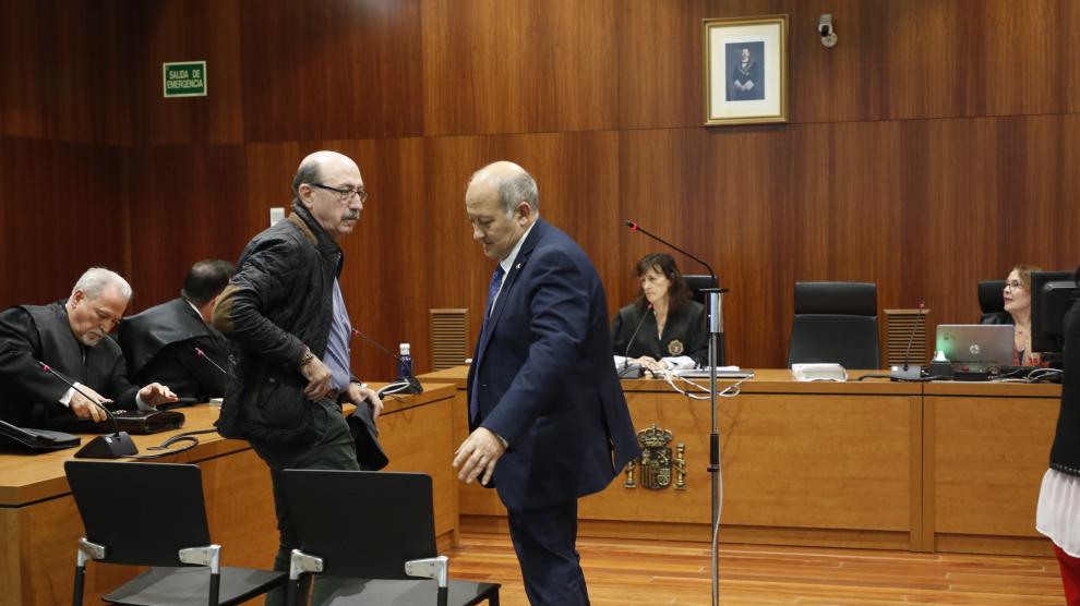 El condenado, Enrique Gascón Becerril (derecha) junto a Rafael A. C., tras escuchar el veredicto.