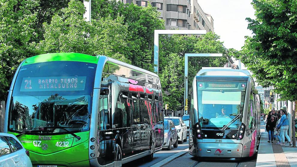 Uno de los nuevos buses eléctricos y el tranvía, en el centro de Zaragoza.