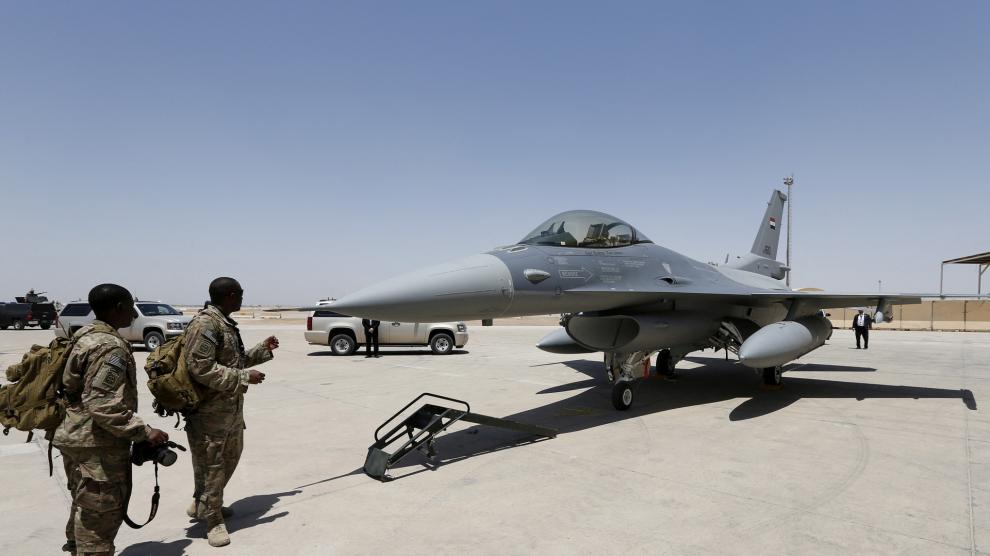 Militares estadounidenses, junto a un avión F-16 en Iraq