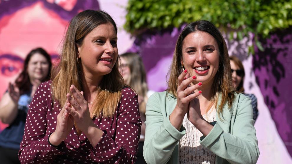 La candidata de Podemos a la Presidencia de la Comunidad de Madrid, Alejandra Jacinto (i), y la ministra de Igualdad y secretaria de Acción de Gobierno de Podemos, Irene Montero (d), aplauden durante un acto de precampaña