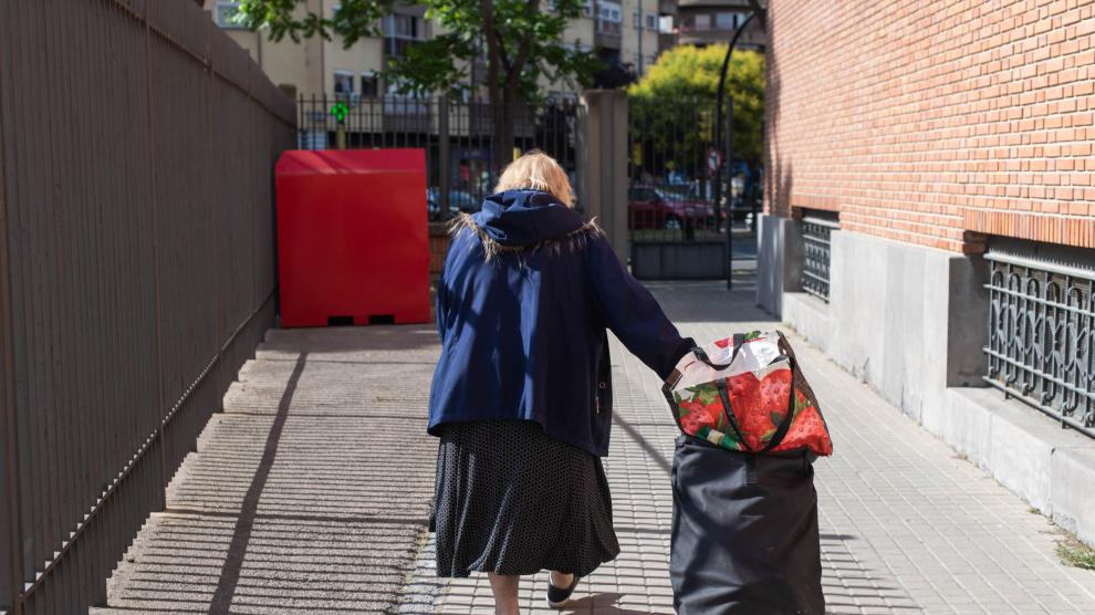 Rosa, una zaragozana de 59 años, es usuaria del Banco de Alimentos.