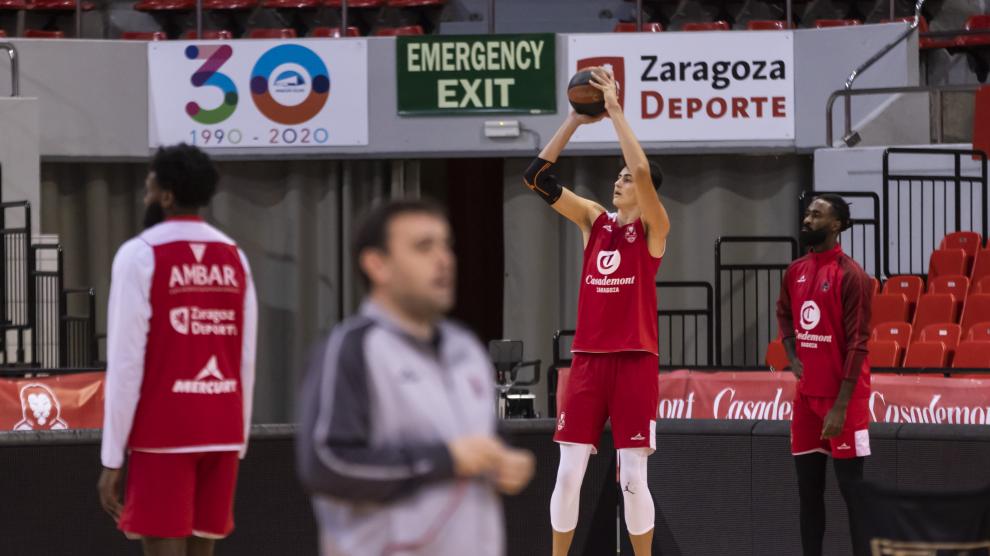 Aday Mara lanza a canasta durante un entrenamiento en el pabellón Príncipe Felipe.