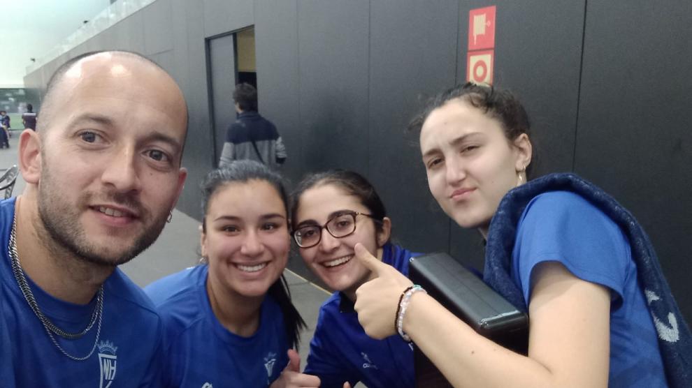 El equipo de Helios, junto con su entrenador, celebran el ascenso a División de Honor