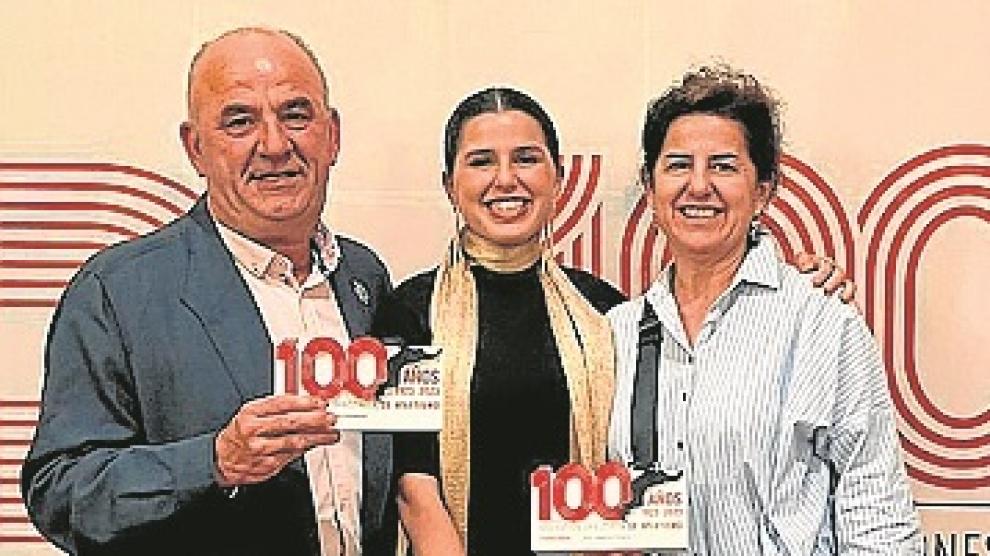 Eva Rico, con sus padres.
