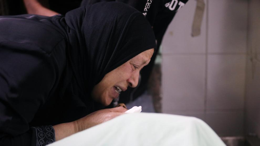 Una mujer palestina llora ante el cadáver de uno de los tres fallecidos en el ataque israelí MIDEAST ISRAEL PALESTINIAN CONFLICT