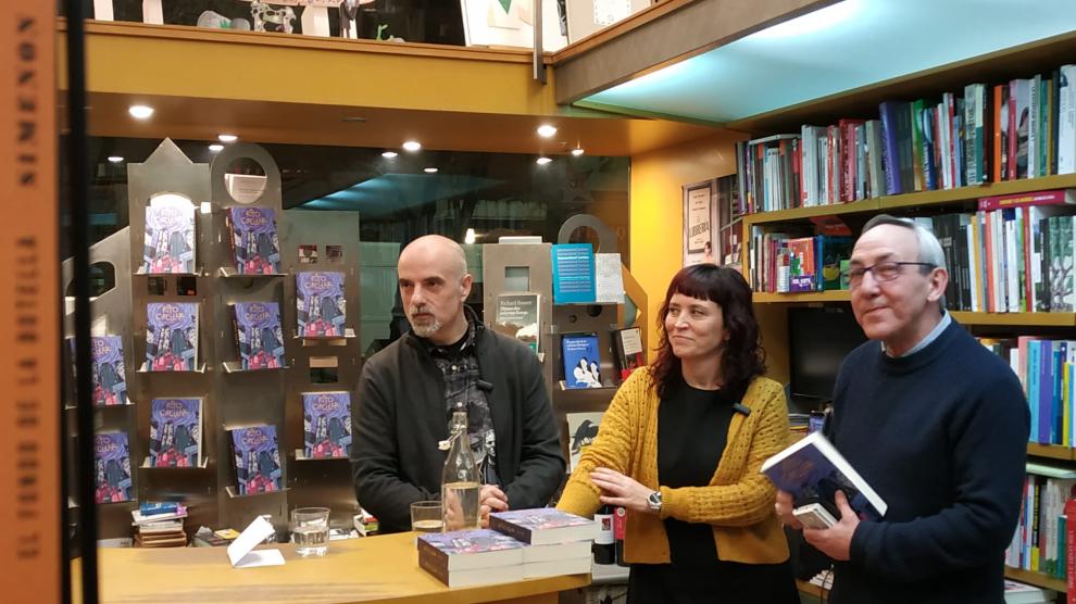 Chema Aniés (a la derecha) junto a Iván Ledesma y Ruth Estepa, en librería Anónima, de Huesca.