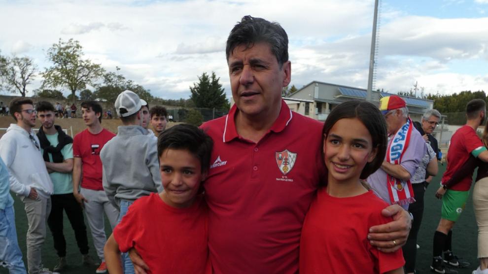 Josete Tomás, el día del ascenso de categoría en Barbastro, junto a sus hijos.