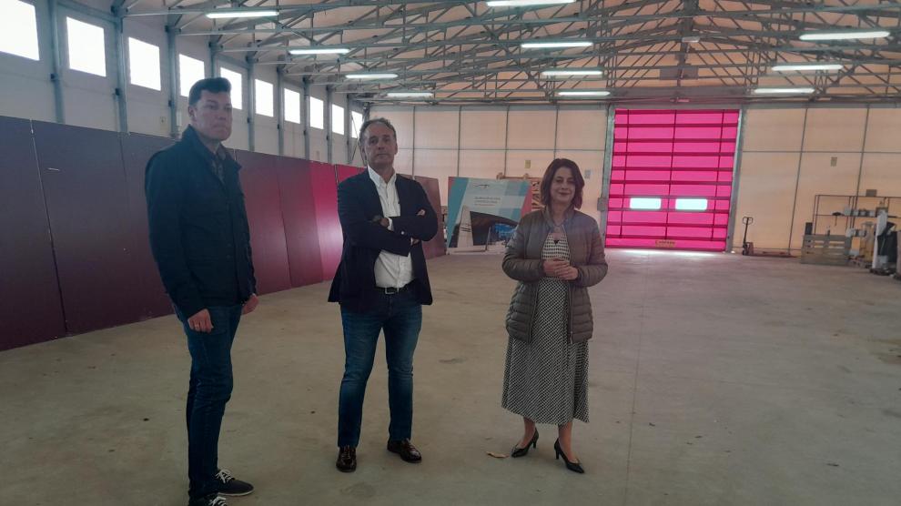 Domingo, Jaray y Buj, en la carpa del Palacio de Exposiciones donde se harán las prácticas de formación para trabajar en el hangar de pintura del aeropuerto.