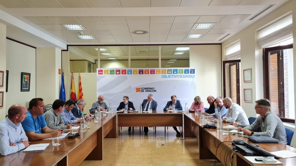 El consejero de Agricultura, Joaquín Olona, ayer, reunido con organizaciones agrarias y cooperativas.