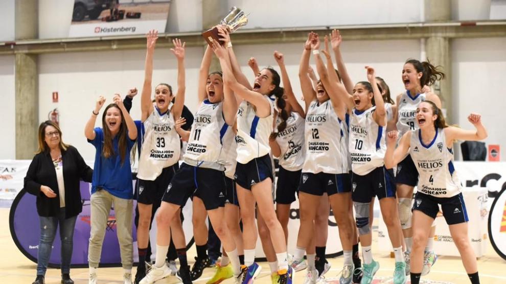 Las jugadoras del CN Helios celebran el título de Primera Nacional femenina.