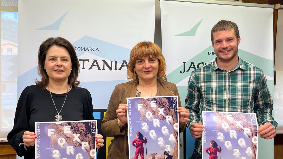 María Brun, Montse Castán y Daniel Lacasa presentan el cartel de la feria en la sede de la Comarca.