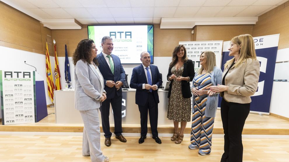 El presidente de ATA, Lorenzo Amor,con la nueva junta directiva de ATA Aragón y la presidenta saliente Mayte Mazuelas y el entrante, Jorge Serrano.