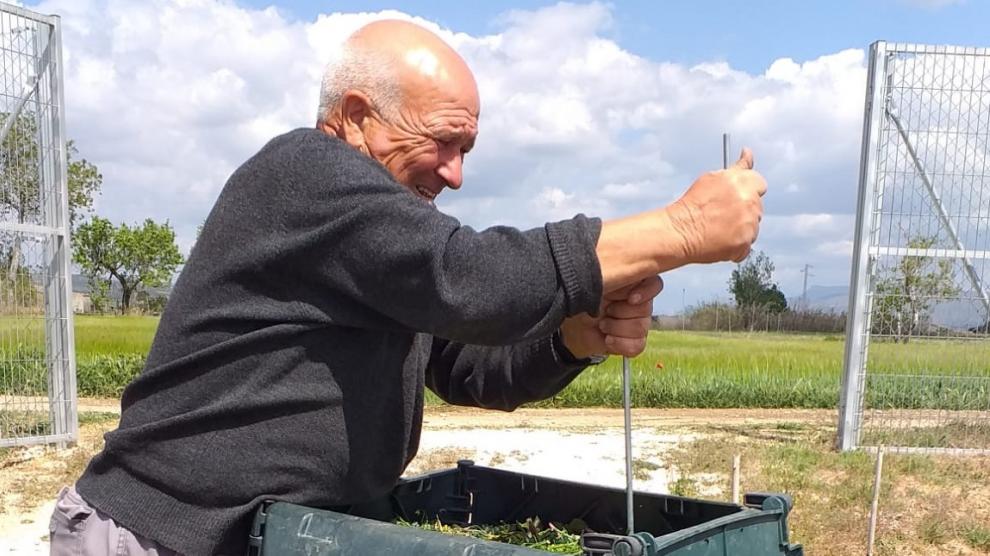 Un vecino de la comarca de Somontano haciendo uso del servicio de compostaje.