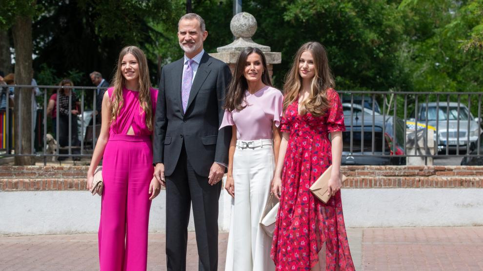 La infanta Sofía, los Reyes y la princesa Leonor, a su llegada a la parroquia de la Asunción de Nuestra Señora.