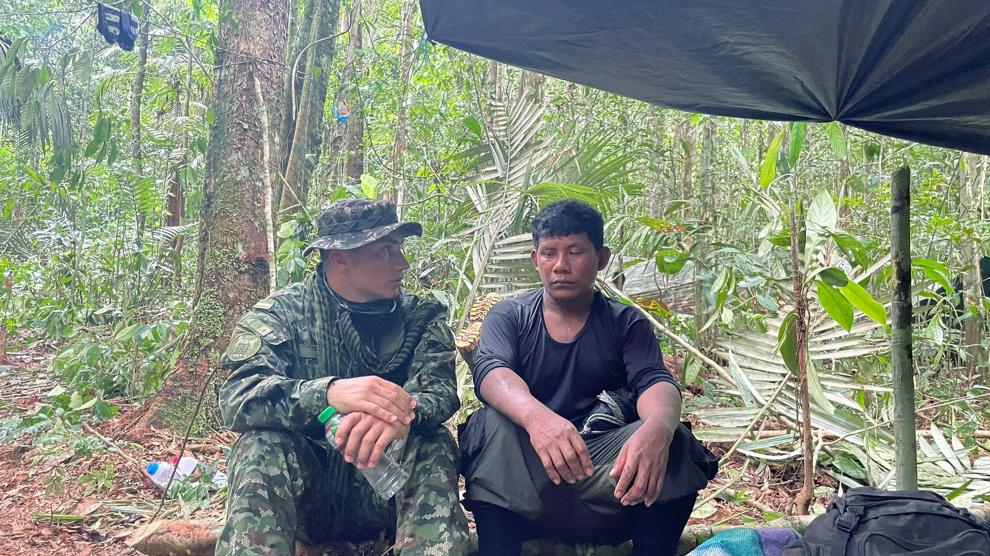 Manuel Ranoque, padre de los cuatro niños desaparecidos, hablando con un integrante del Ejército, en medio de la selva donde busca a sus hijos