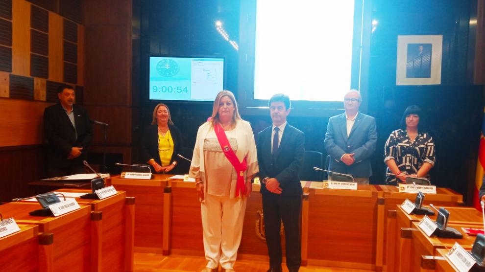 María José López, con su banda de concejala, y el alcalde de Huesca, Luis Felipe.