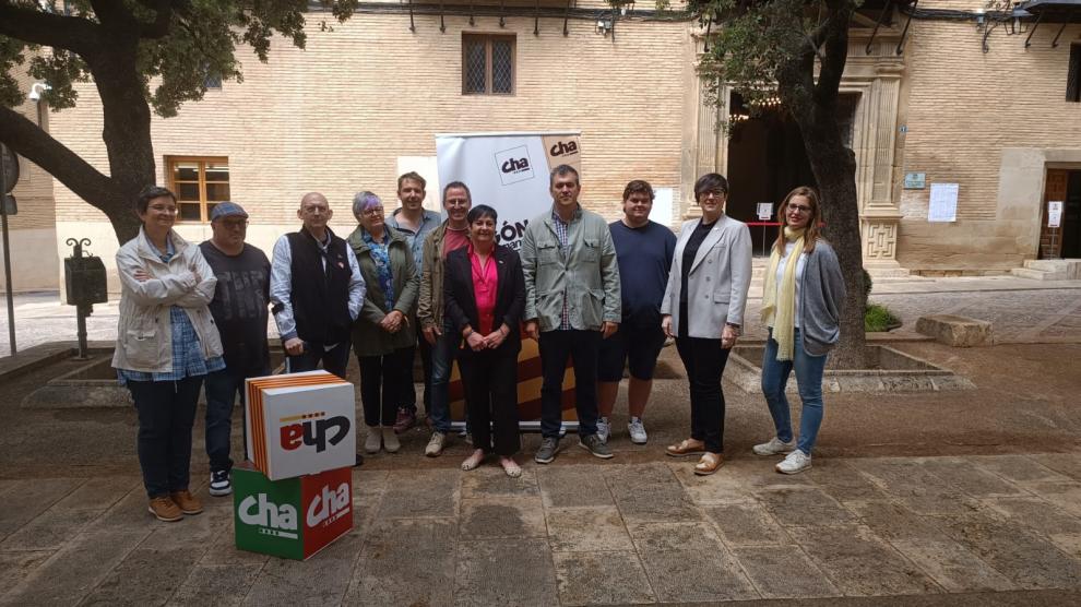 Balance de la campaña electoral realizada por CHA este viernes frente al Ayuntamiento de Huesca.