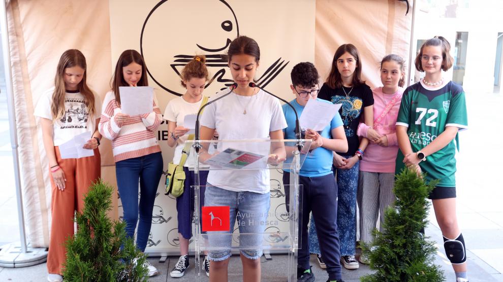 Miembros del Club Bibliojoven han abierto la Feria del Libro de Huesca con su pregón
