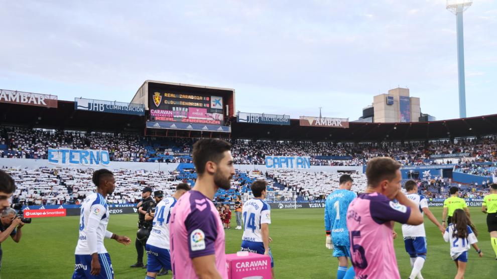 Salida de los jugadores al campo.