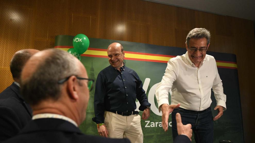 Santiago Morón y Julio Calvo, en el acto de cierre de campaña de Vox en Zaragoza.