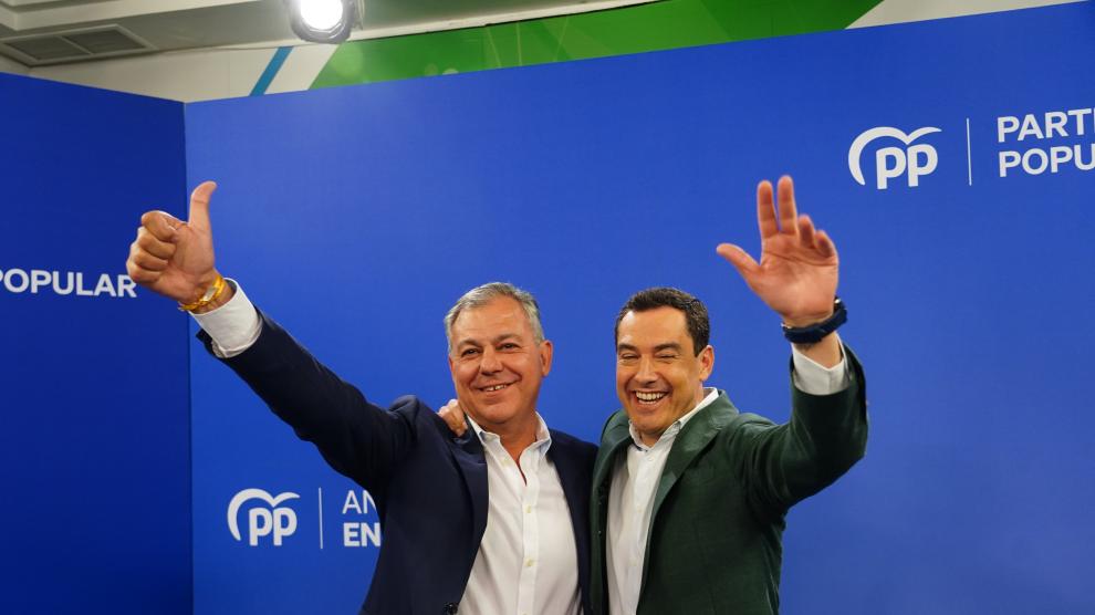 El candidato a la alcaldía de Sevilla del PP, José Luis Sanz, junto a el presidente del PP en Andalucía, Juanma Moreno.