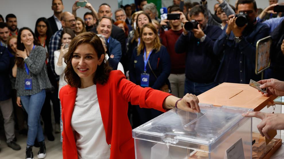 Isabel Díaz Ayuso, votando