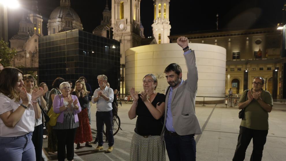 Álvaro Sanz alza el puño tras las elecciones de este domingo.