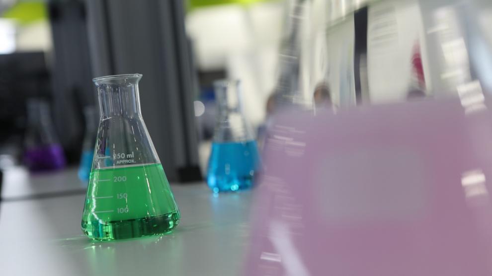 Los procesos químicos nacen en el laboratorio y se aplican en la empresa.