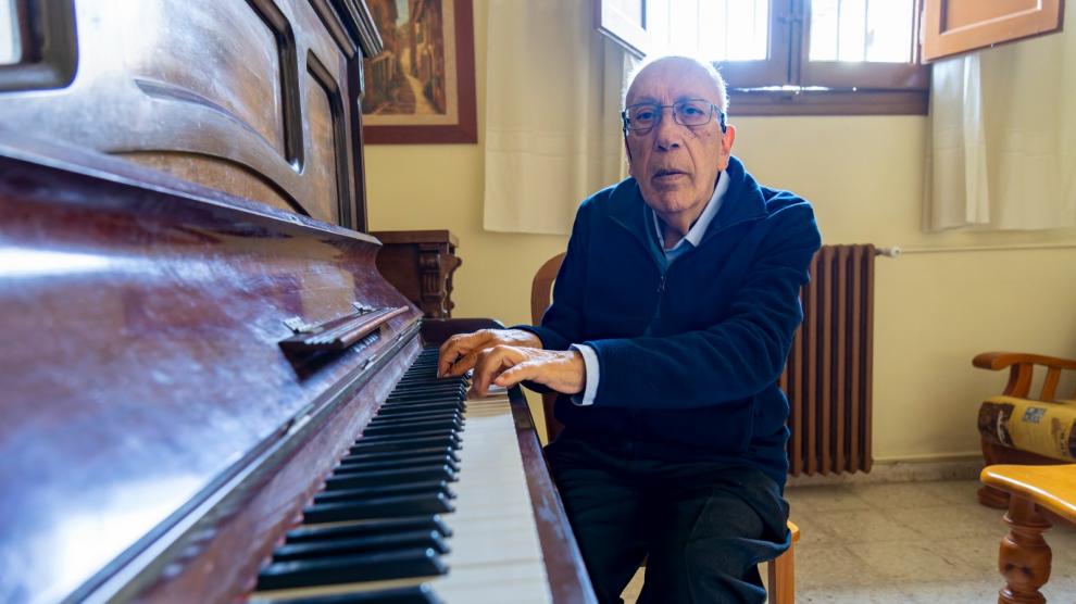 El padre Jesús María Muneta, con su piano