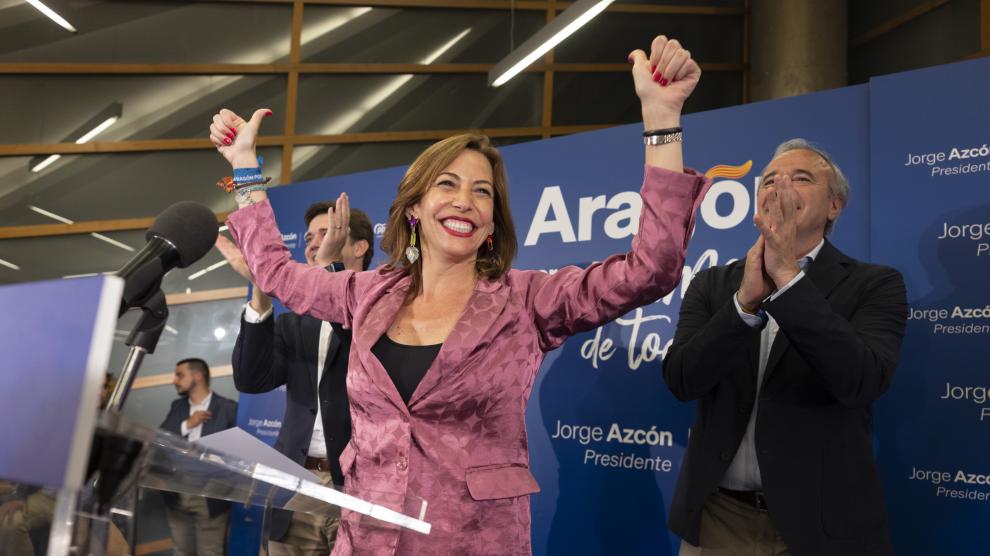 Natalia Chueca celebra los resultados junto al líder del PP aragonés, Jorge Azcón.