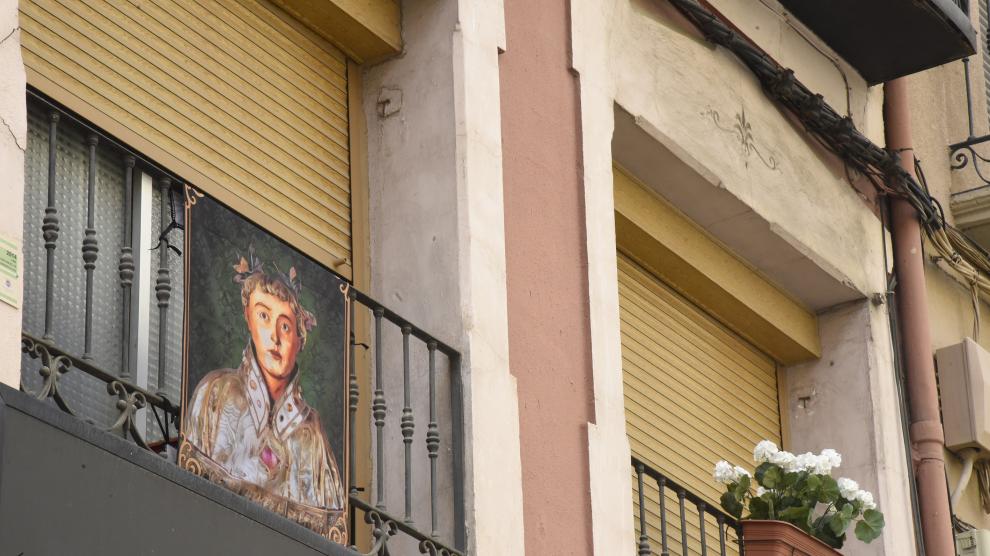 Balcón en el Coso Bajo decorado con una balconera de San Lorenzo.