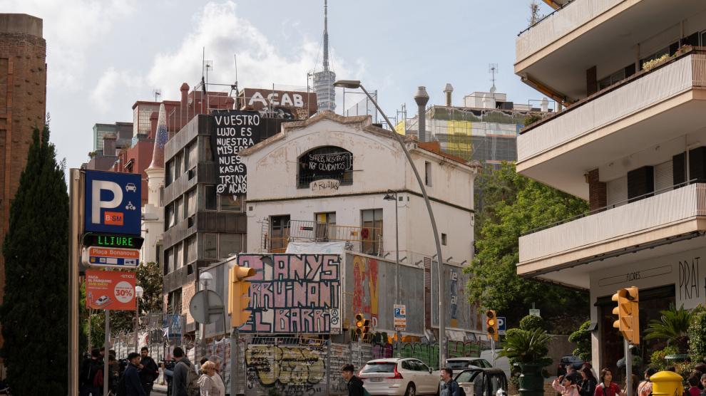Uno de los edificios de la plaza de la Bonanova, donde se encuentran los edificios okupados La Ruïna y el Kubo.