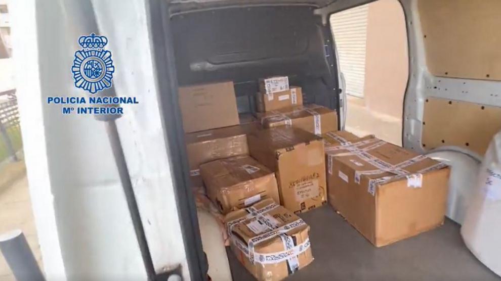 Cajas de preservativos falsificados incautados por la Policía.