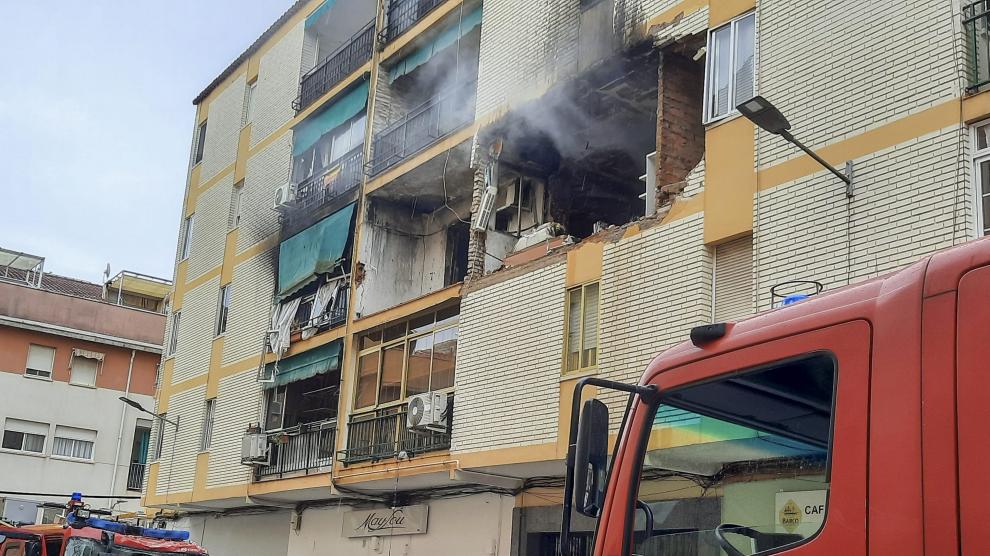 Fotografía de los efectos de una explosión de gas este jueves, en una vivienda ubicada en un bloque de pisos de la calle Hernando de Sotode Badajoz.